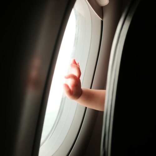 Voyager avec bébé : les indispensables à prévoir pour partir l’esprit léger ✈️