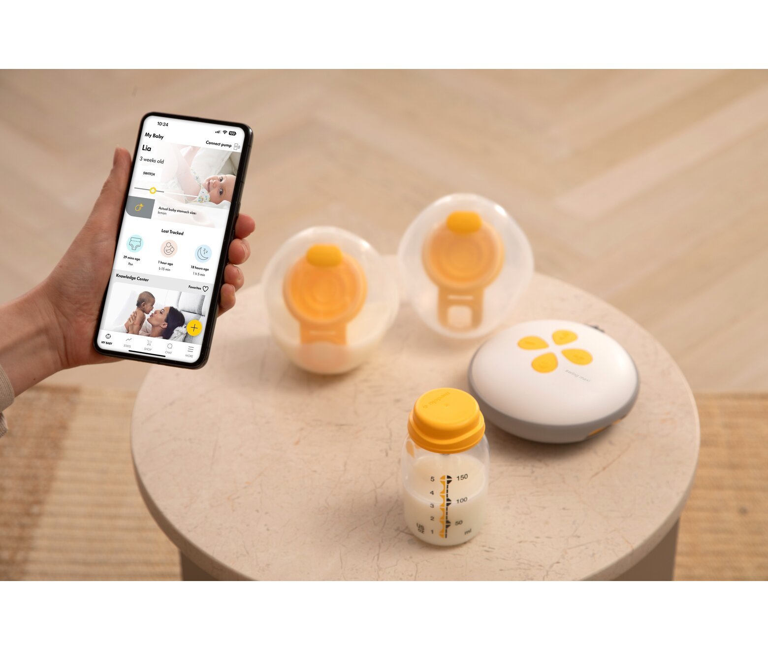 babylab-medela_swing-maxi-pump-with-smartphone-app-holding-with-milk-1.2_0001@2x.f3952033